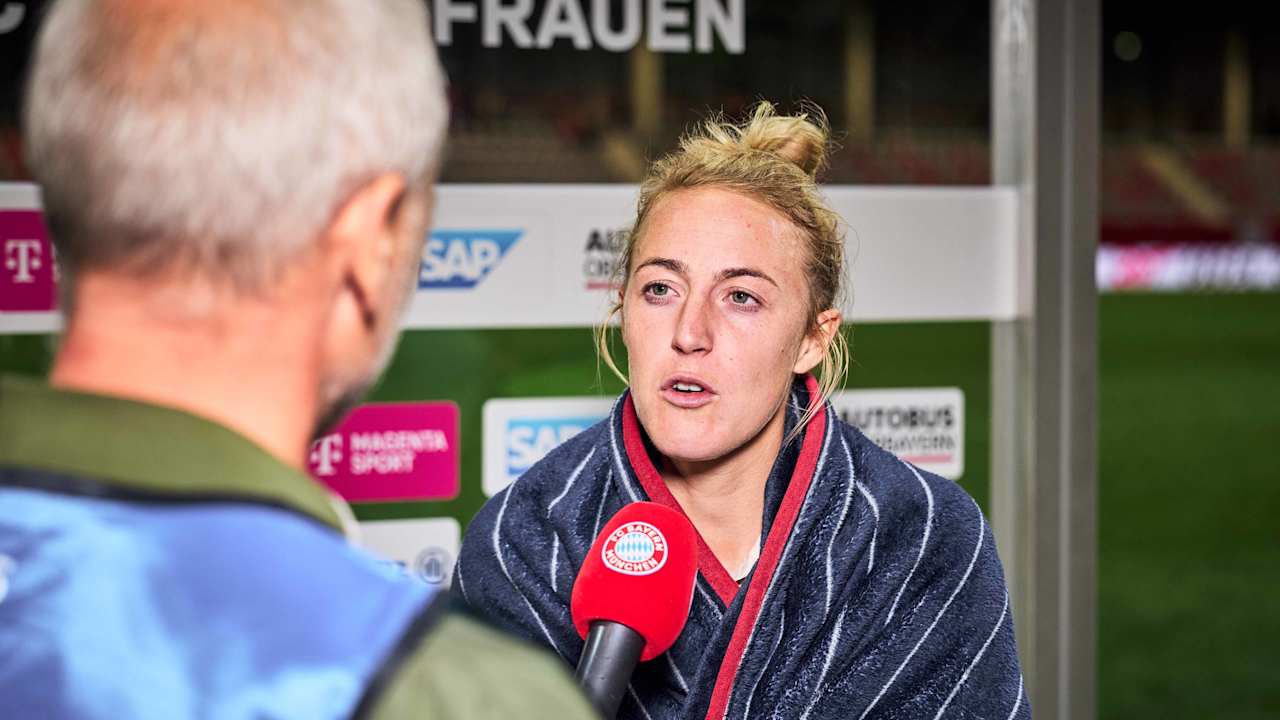 Carolin Simon nach dem Spiel gegen den FC Arsenal