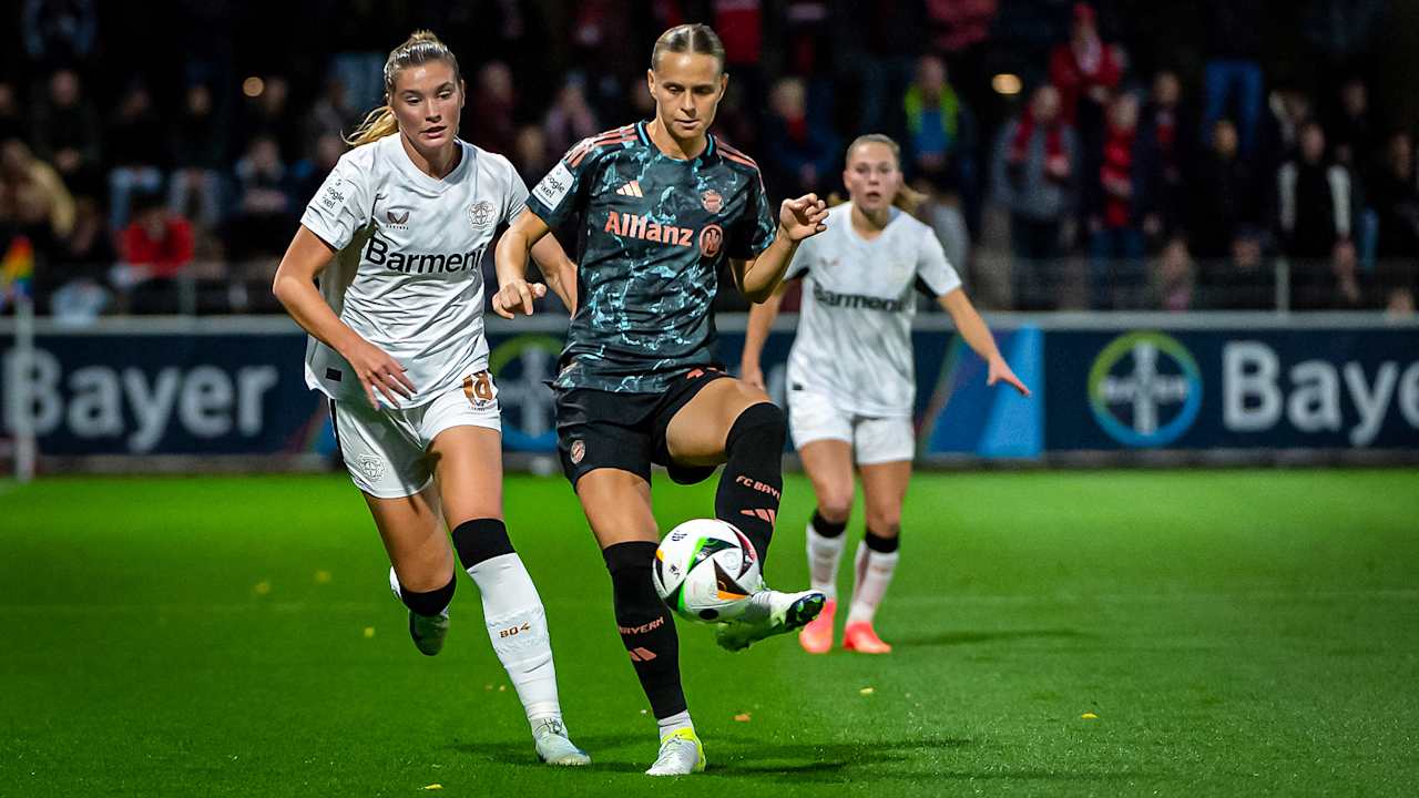 Klara Bühl im Spiel der FC Bayern Frauen bei Bayer 04 Leverkusen
