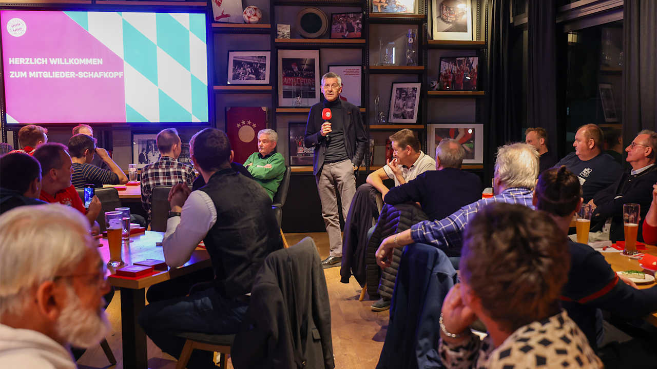 President Herbert Hainer opens the third members' Schafkopf tournament at the FC Bayern clubhouse.