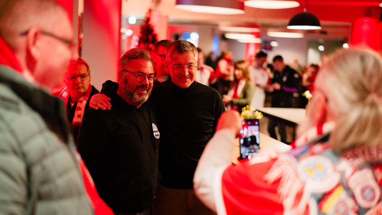 Herbert Hainer mit einem Fan auf dem Mitgliederstammtisch vor der JHV