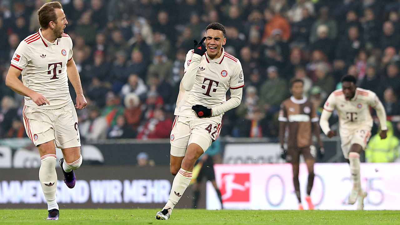 Jamal Musiala jubelt, nachdem er das FC Bayern Tor des Monats November 2024 erzielt hatte