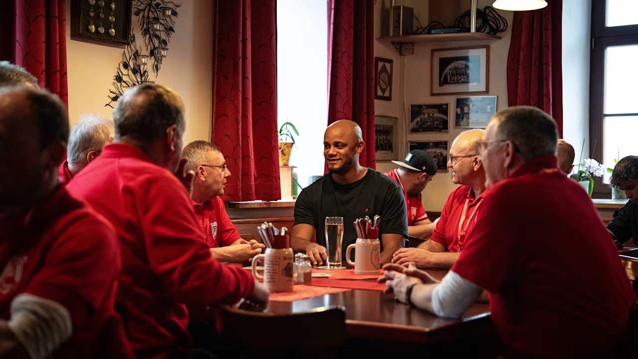 FC Bayern-Trainer Vincent Kompany beim Fanclubbesuch in Obing