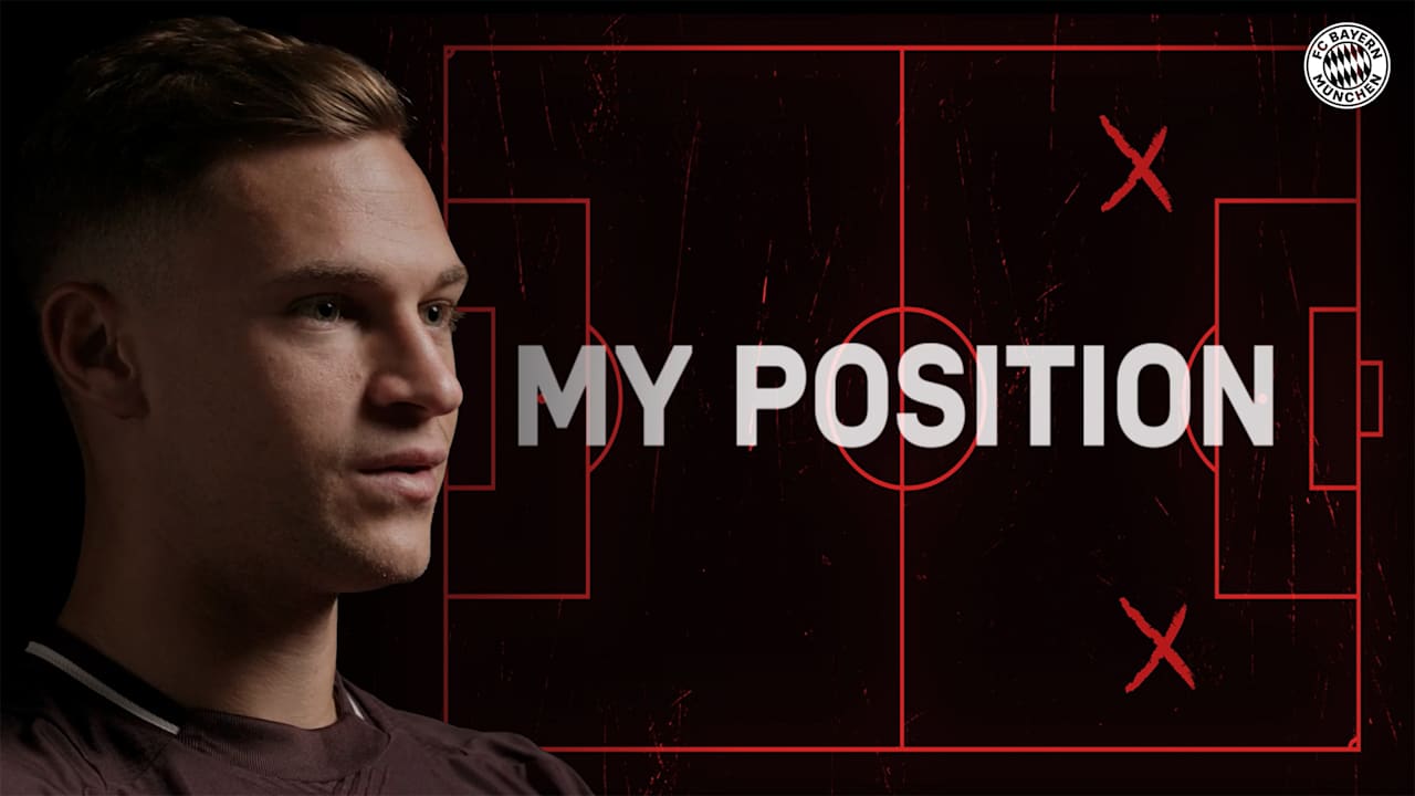 Joshua Kimmich sitzt vor einem schwarzen Hintergrund.