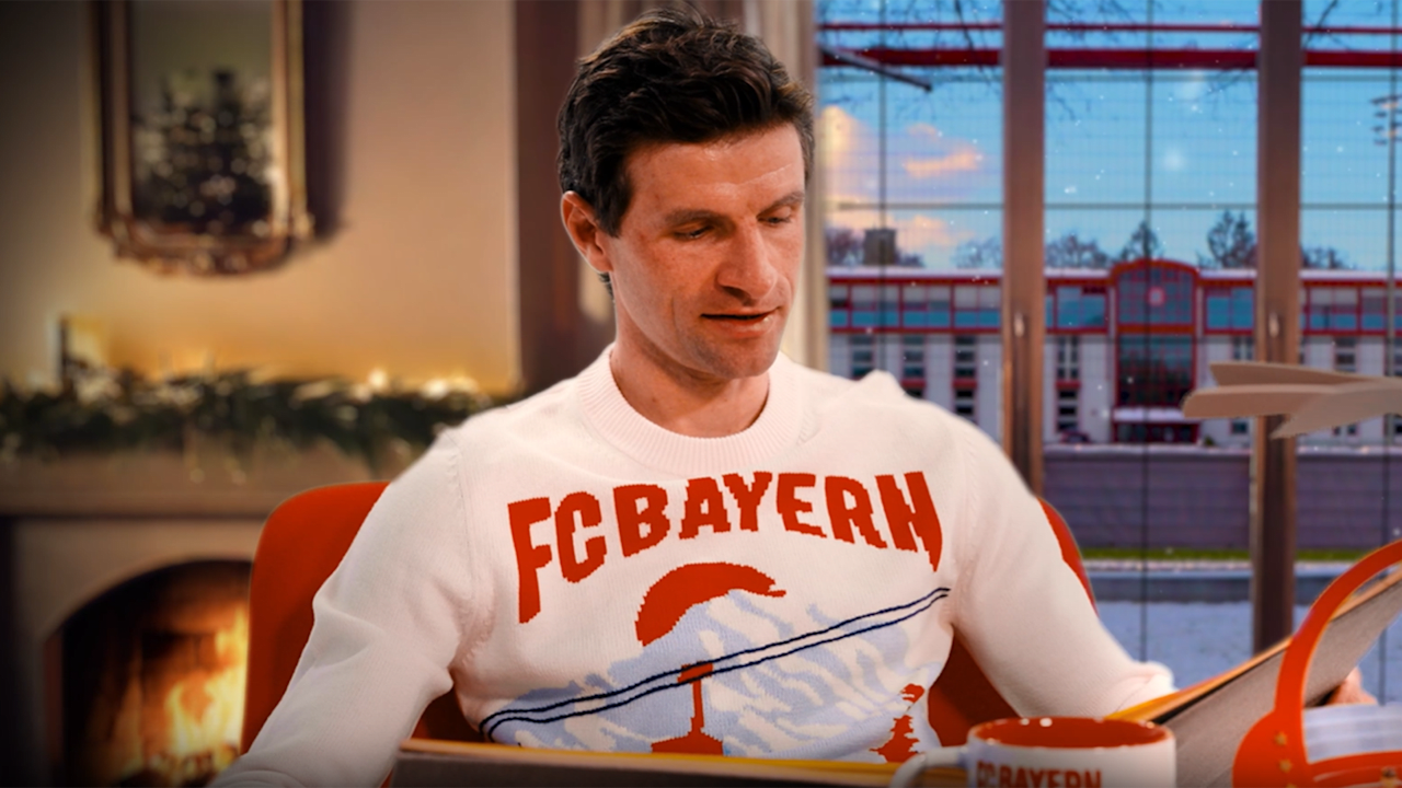 Thomas Müller vom FC Bayern liest die Weihnachtsgeschichte.