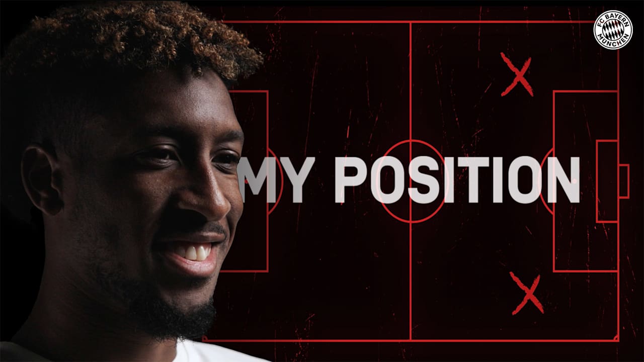 Kingsley Coman sitzt vor einem schwarzen Hintergrund.