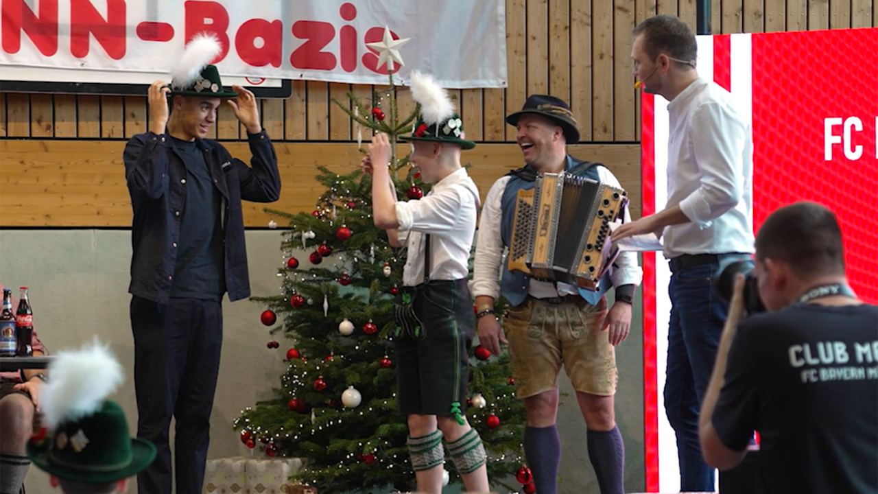 Jamal Musiala from FC Bayern visits the fan club ‘De Griabig'n vo Niederquick’
