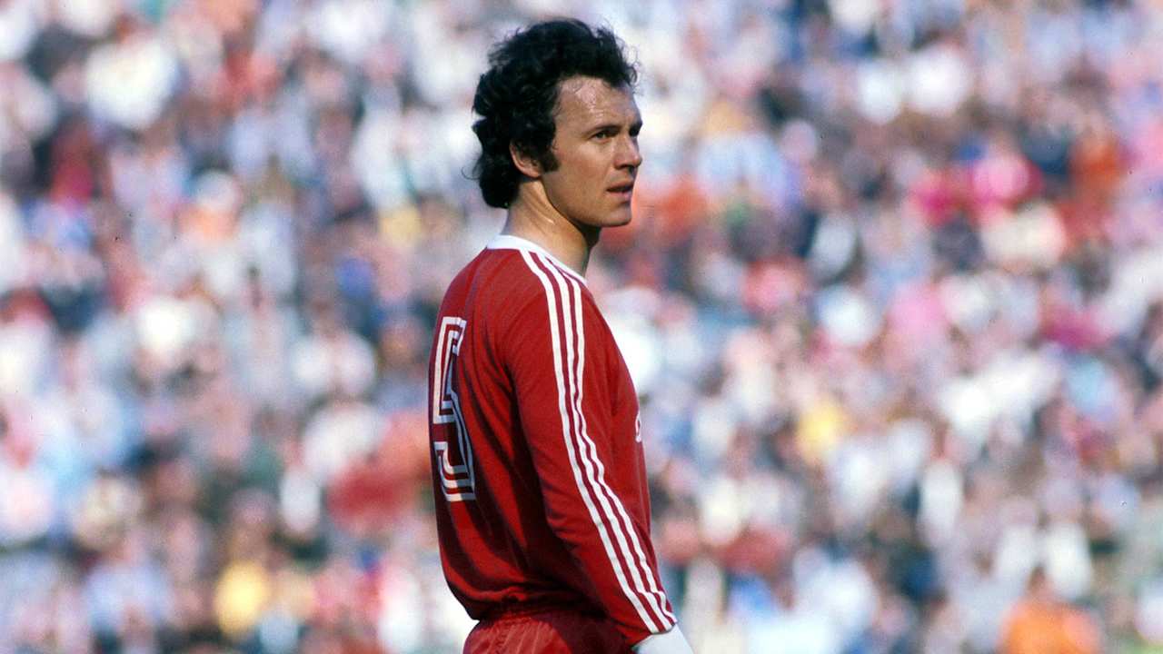 Franz Beckenbauer (FC Bayern München) blickt nachdenklich bei einem Spiel im Münchner Olympistadion