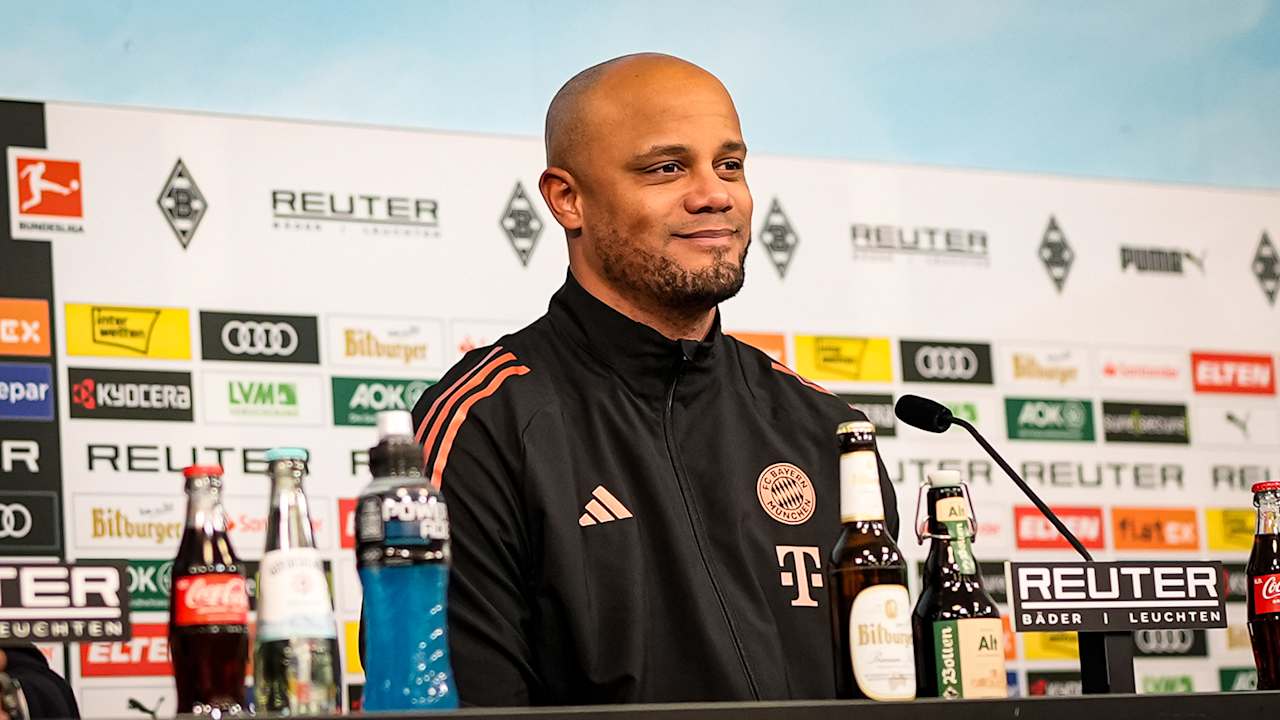 Vincent Kompany auf der Pressekonferenz nach dem Bundesliga-Spiel des FC Bayern in Mönchengladbach