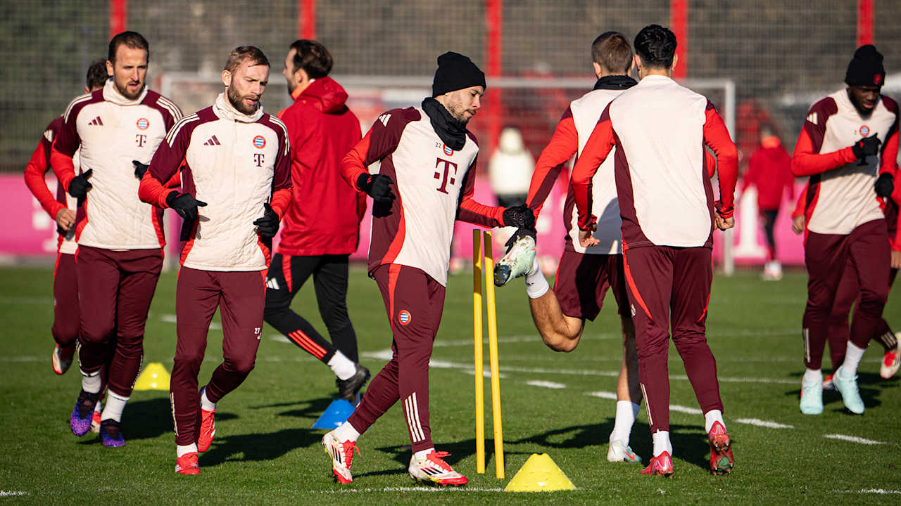 Guerreiro, Laimer und Kane laufen sich im Training des FC Bayern warm