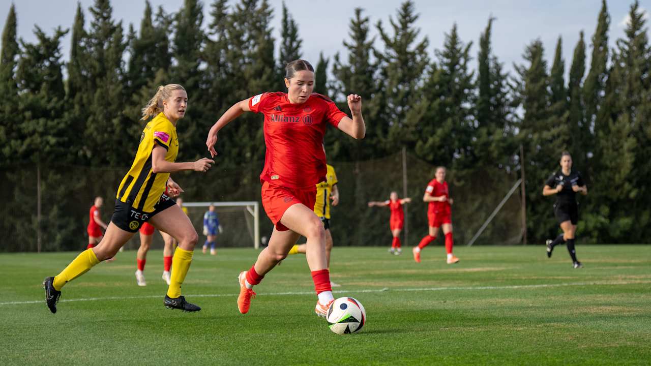 Nachwuchsspielerin der FC Bayern Frauen Laila Portella im Sprint mit dem Ball.