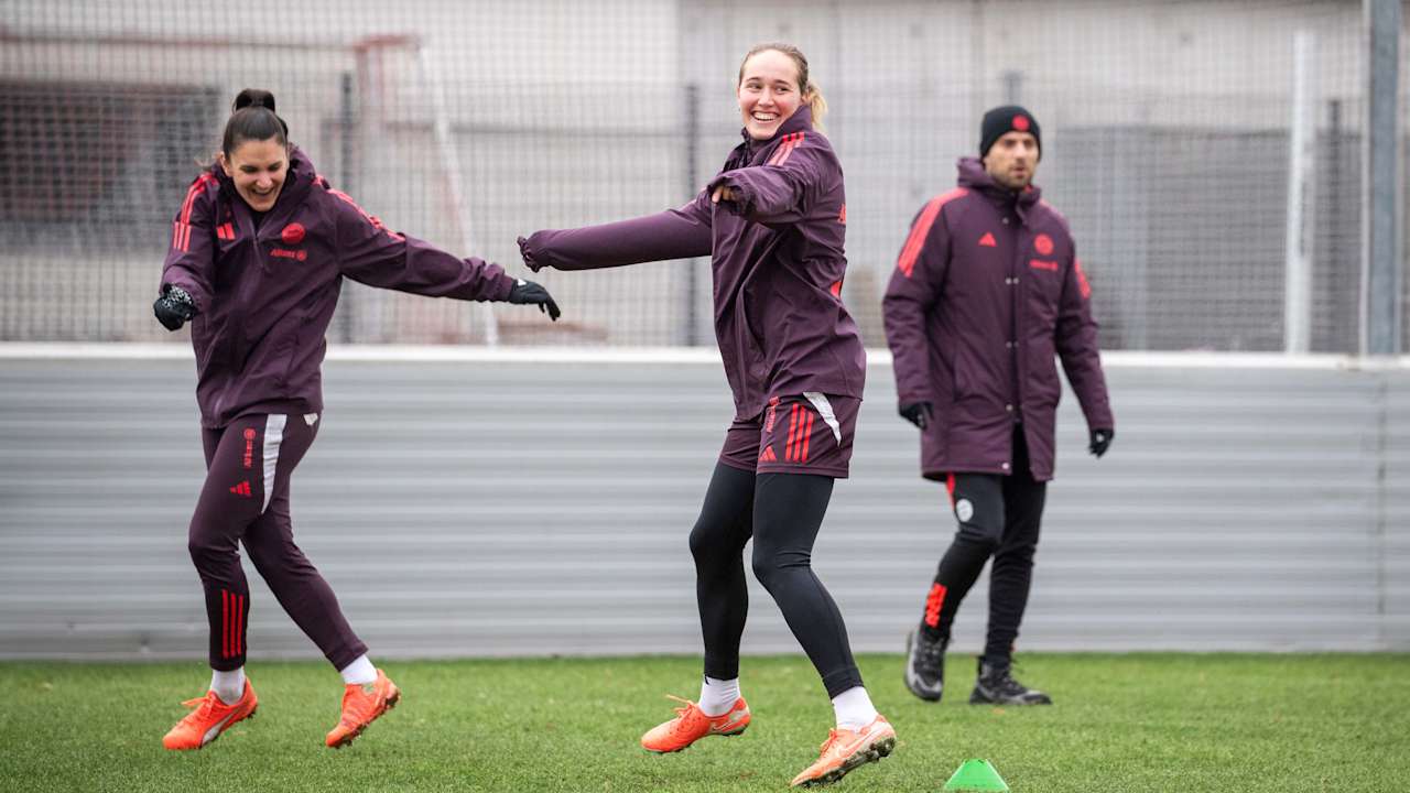 Sydney Lohmann im Training der FC Bayern Frauen beim Warm-Up.