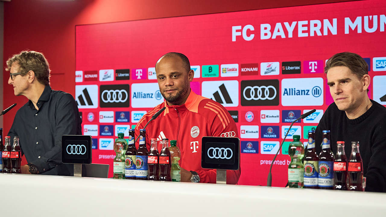 Pressesprecher Dieter Nickles, Chefcoach Vincent Kompany und Sportdirektor Christoph Freund im Pressetalk des FC Bayern vor dem Spiel gegen Bremen.