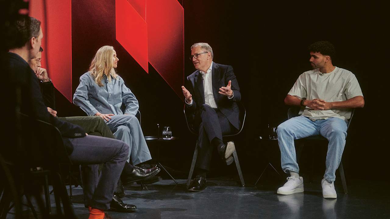 CEO Jan-Christian Dreesen beim Podiumsgespräch über die Zukunft des FC Bayern.