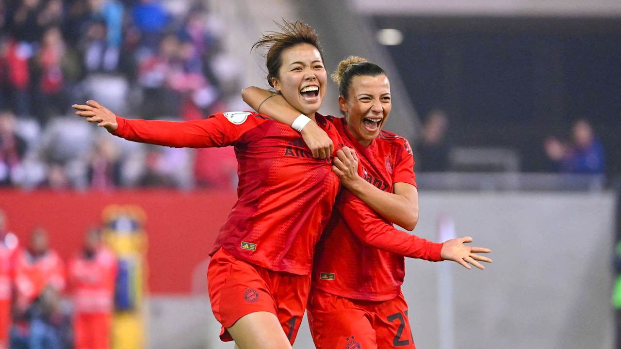 Momoko Tanikawa und Arianna Caruso laufend jubelnd über den Platz.