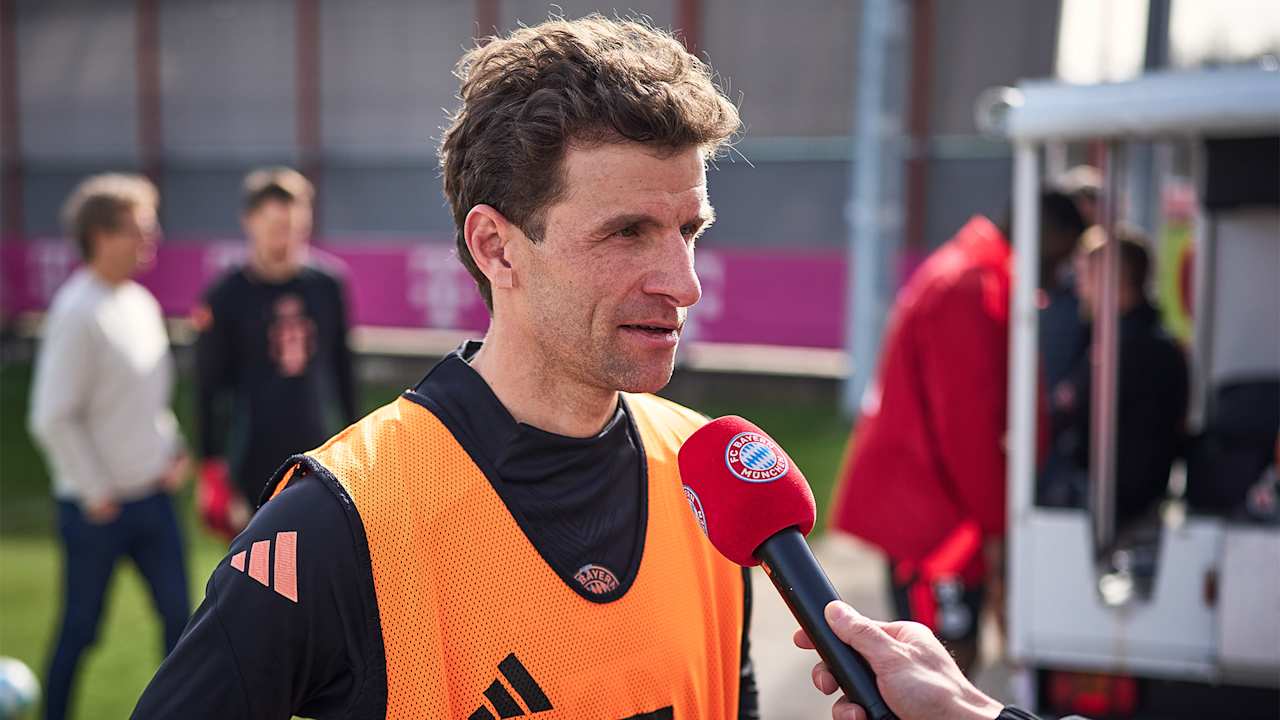 Thomas Müller gibt ein Interview am Trainingsplatz des FC Bayern