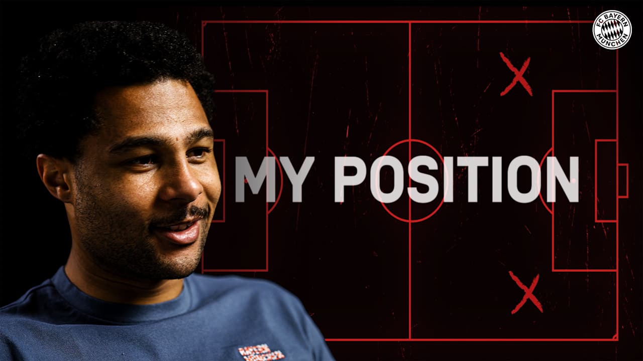 Serge Gnabry sitzt vor einem schwarzen Hintergrund.