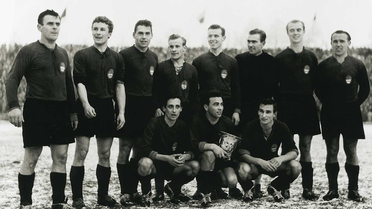 Die Mannschaft des FC Bayern nach dem Gewinn des DFB-Pokals 1957