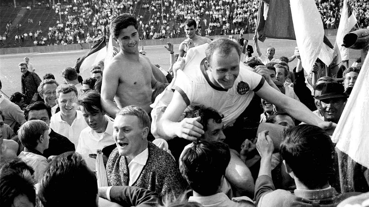 Gerd Müller und Dieter Brenninger auf den Schultern von Fans des FC Bayern