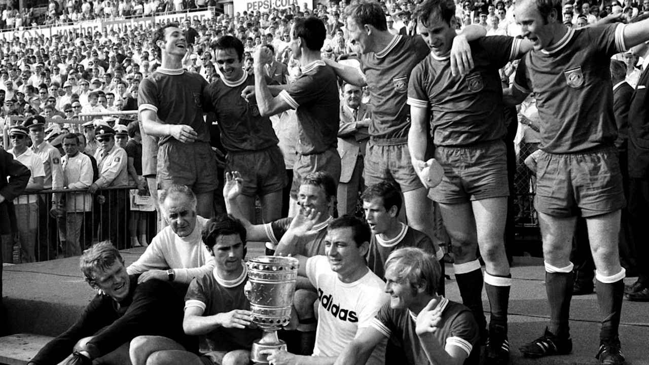 Die Mannschaft des FC Bayern jubelt mit dem DFB-Pokal