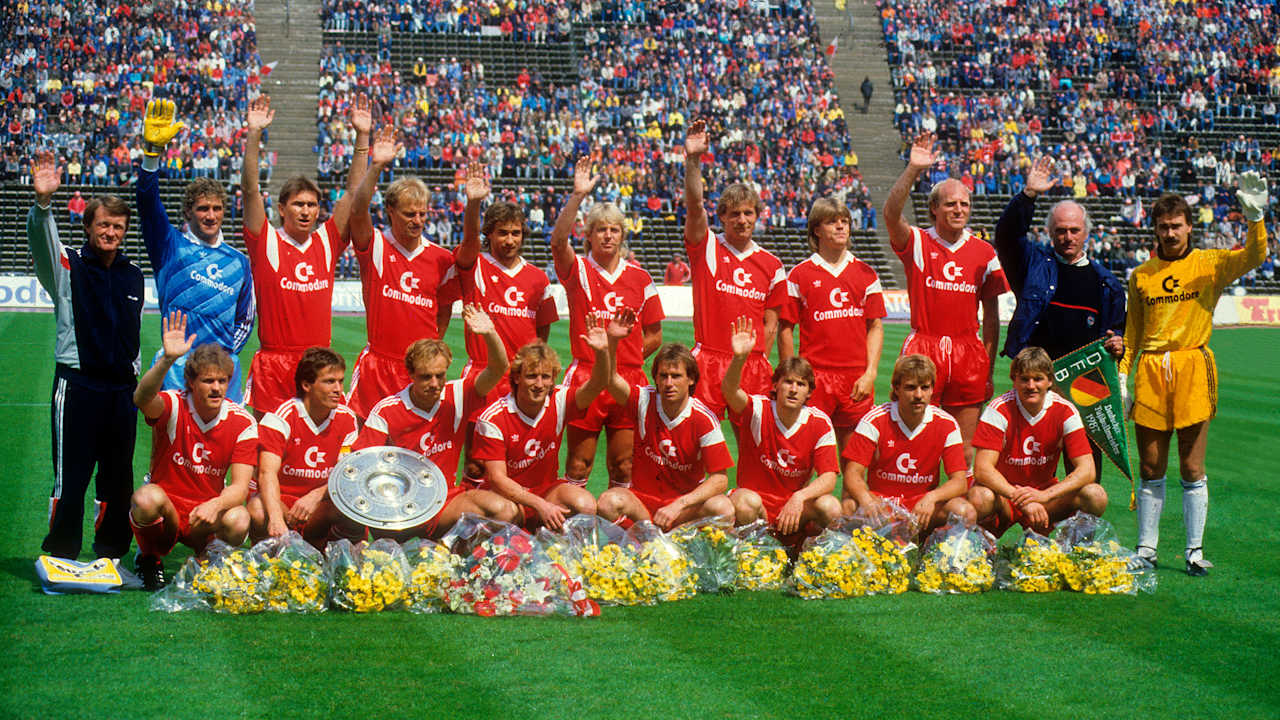 Die Mannschaft des FC Bayern bejubelt die Meisterschaft 1987