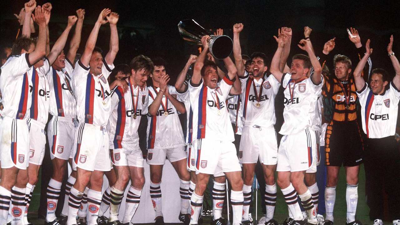 Die Spieler des FC Bayern bejubeln den Gewinn des UEFA-Pokals