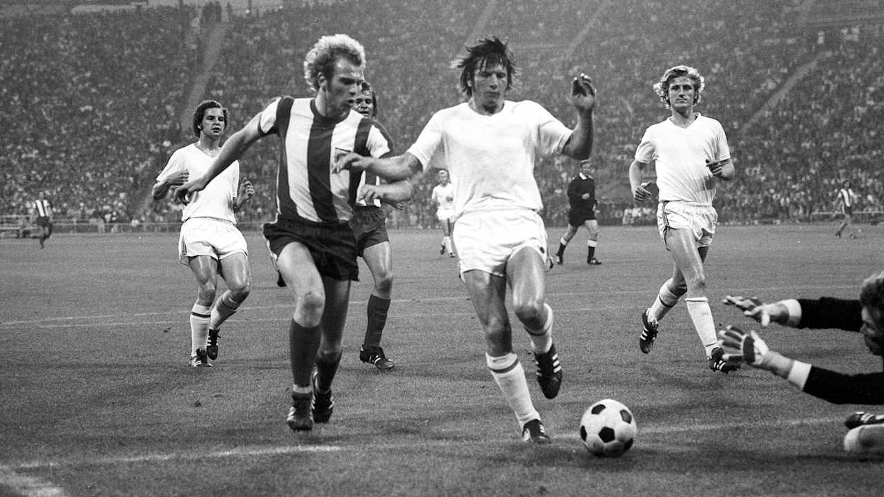 Uli Hoeneß im Zweikampf im Spiel gegen Schalke 04