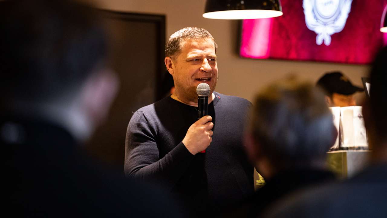 Max Eberl durante un discurso