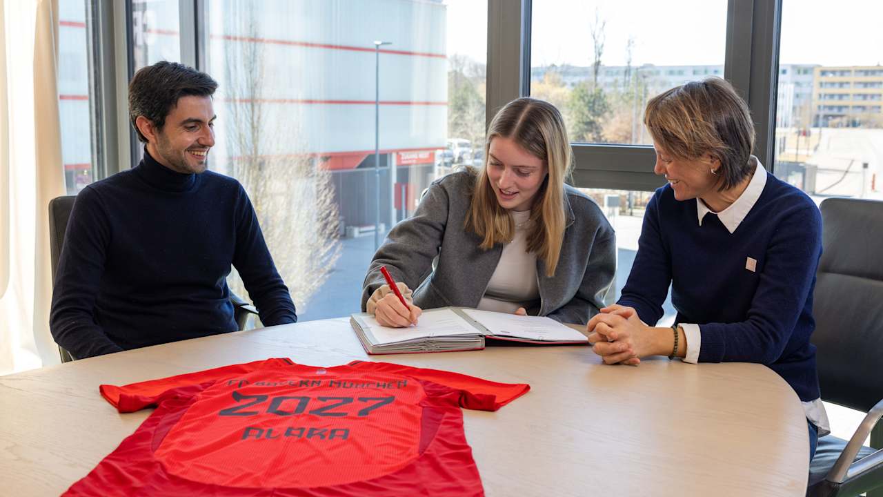 Alara Şehitler bei der Vertragsverlängerung gemeinsam Francisco De Sá Fardilha und Bianca Rech sitzend an einem Tisch.