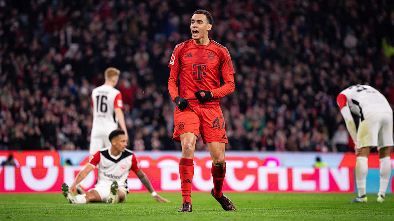 Jamal Musiala jubelt, nachdem er das FC Bayern Tor des Monats Februar 2025 erzielt hat.