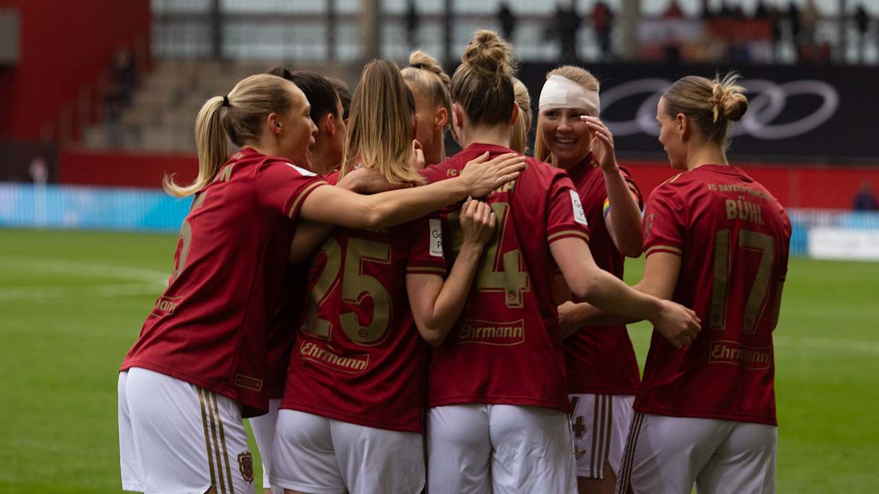 Jubeltraube der FC Bayern Frauen nach einem Tor im Spiel gegen Wolfsburg.
