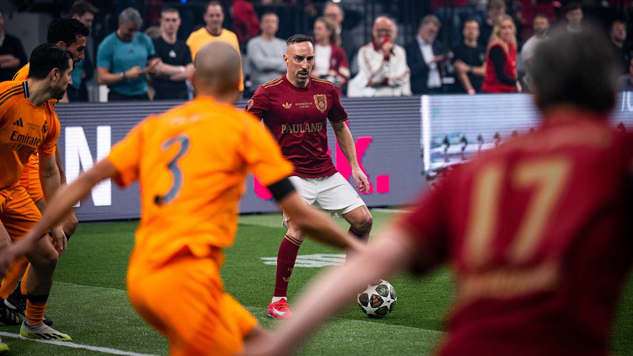 Spielszene aus der Beckenbauer Cup-Partie der FC Bayern Legends gegen Borussia Dortmund