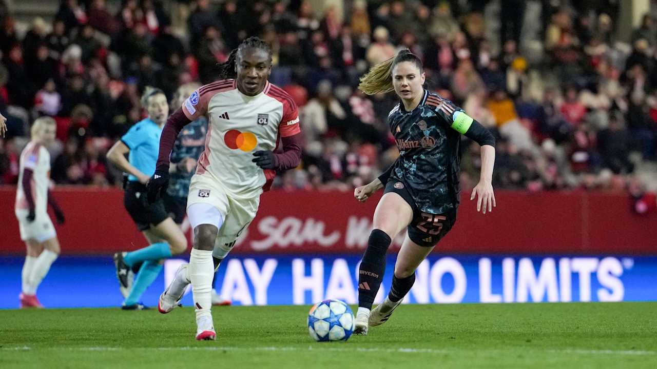 Sarah Zadrazil im Heimspiel gegen Olympique Lyon am Ball.