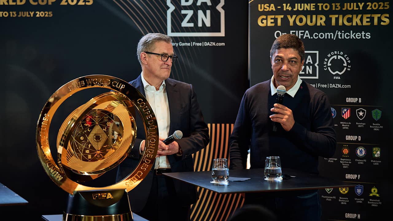 FC Bayern-CEO Jan-Christian Dreesen und Legende Giovane Elber enthüllen die Trophäe der Klub-WM bei einer Pressekonferenz