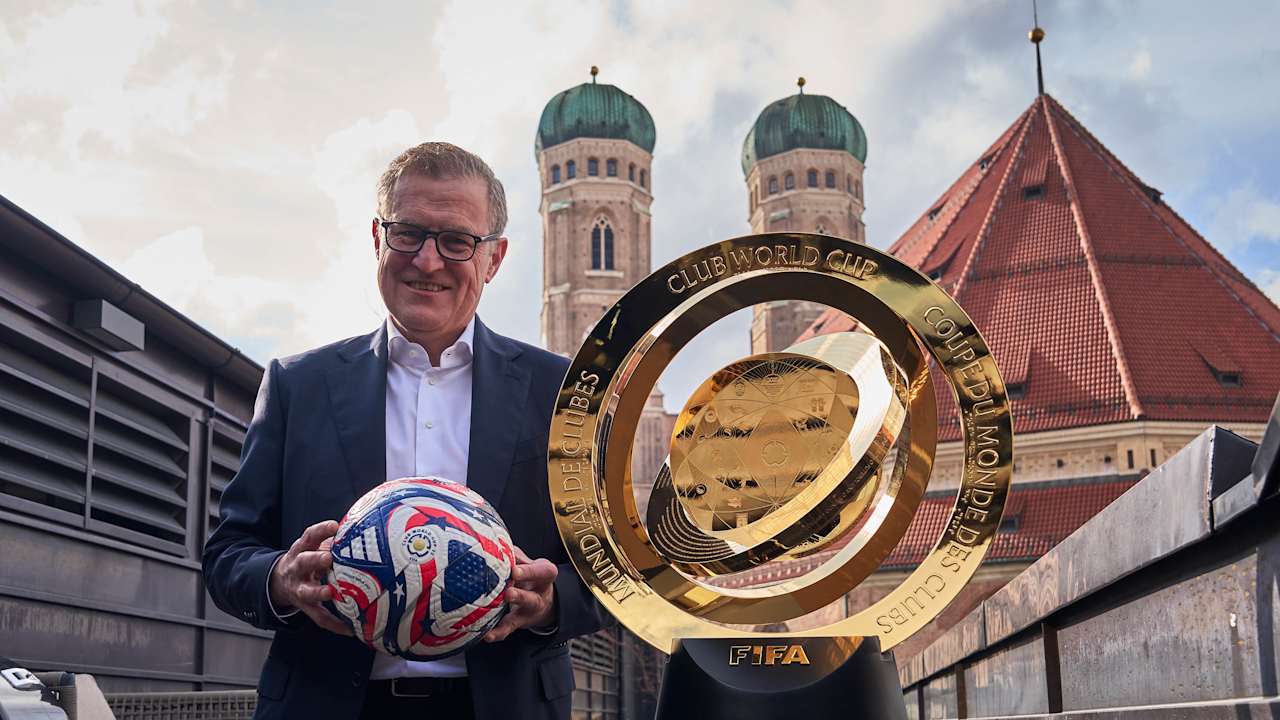 Jan-Christian Dreesen mit der Klub-WM-Trophäe in München