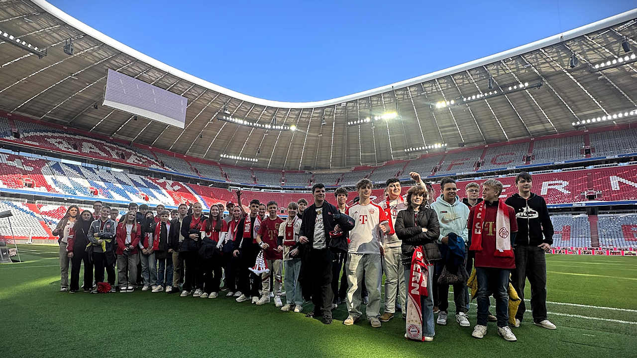 Mitglieder des FC Bayern TEENS Club in der Allianz Arena