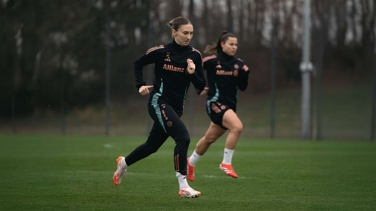 Lena Oberdorf und Katharina Naschenweng laufen im Mannschaftstrainings der FC Bayern Frauen.
