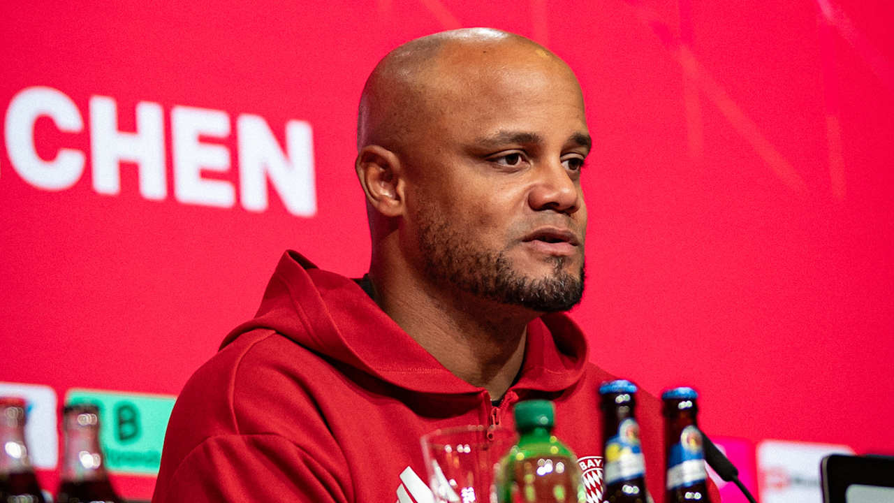 Vincent Kompany auf der Pressekonferenz nach dem Bundesliga-Spiel des FC Bayern gegen den FC St. Pauli