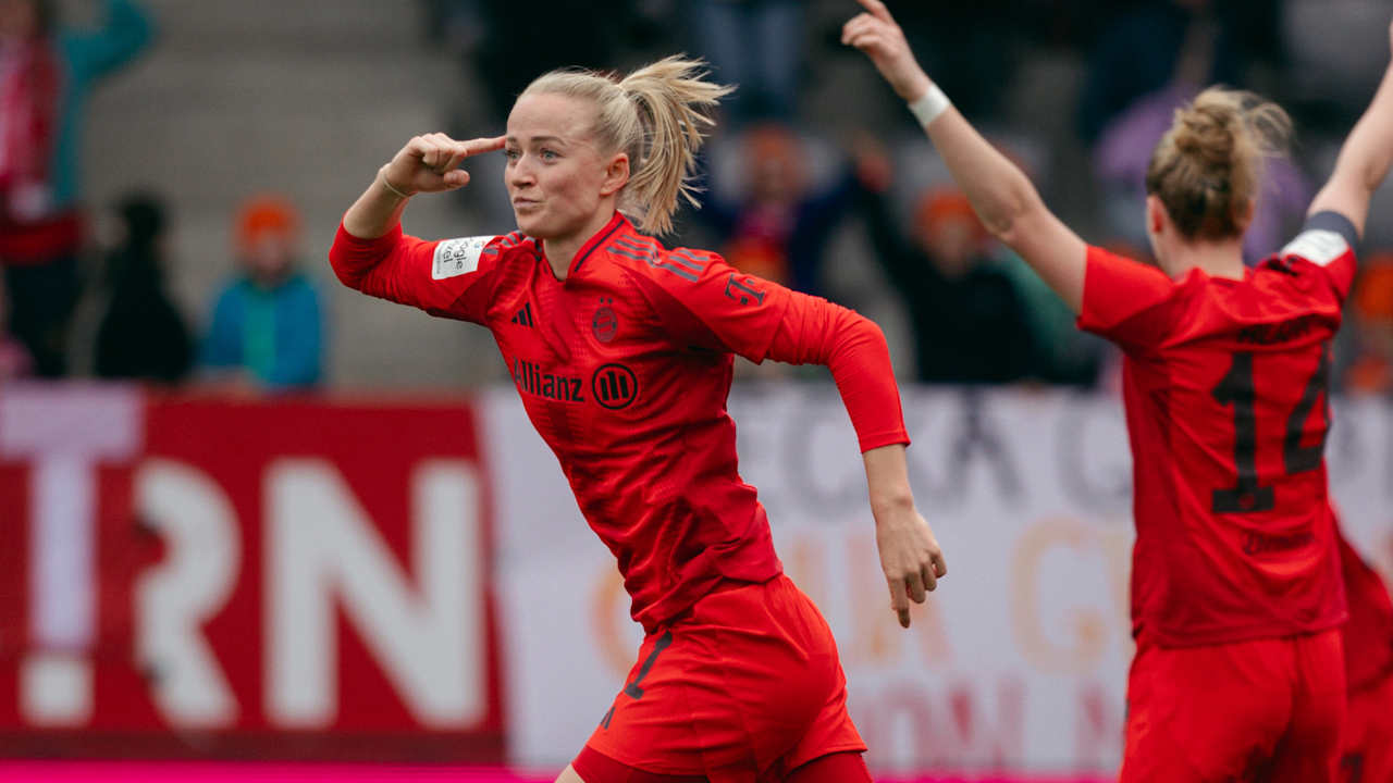 Lea Schüller celebrates her goal.