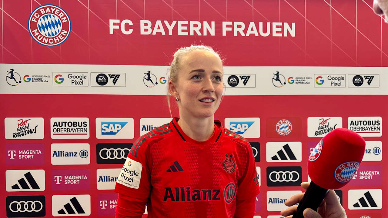 Lea Schüller beim Interview nach dem Spiel gegen Bayer Leverkusen.