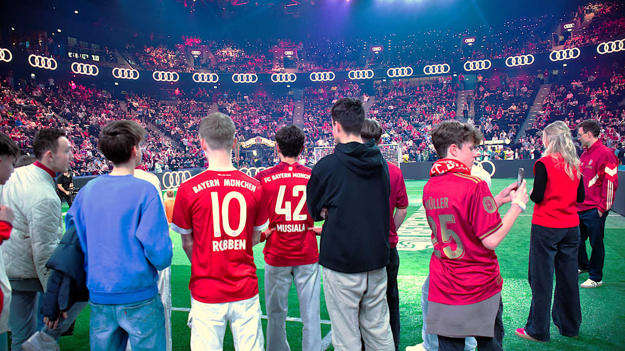 Mitglieder des FC Bayern TEENS Club beim Beckenbauer Cup