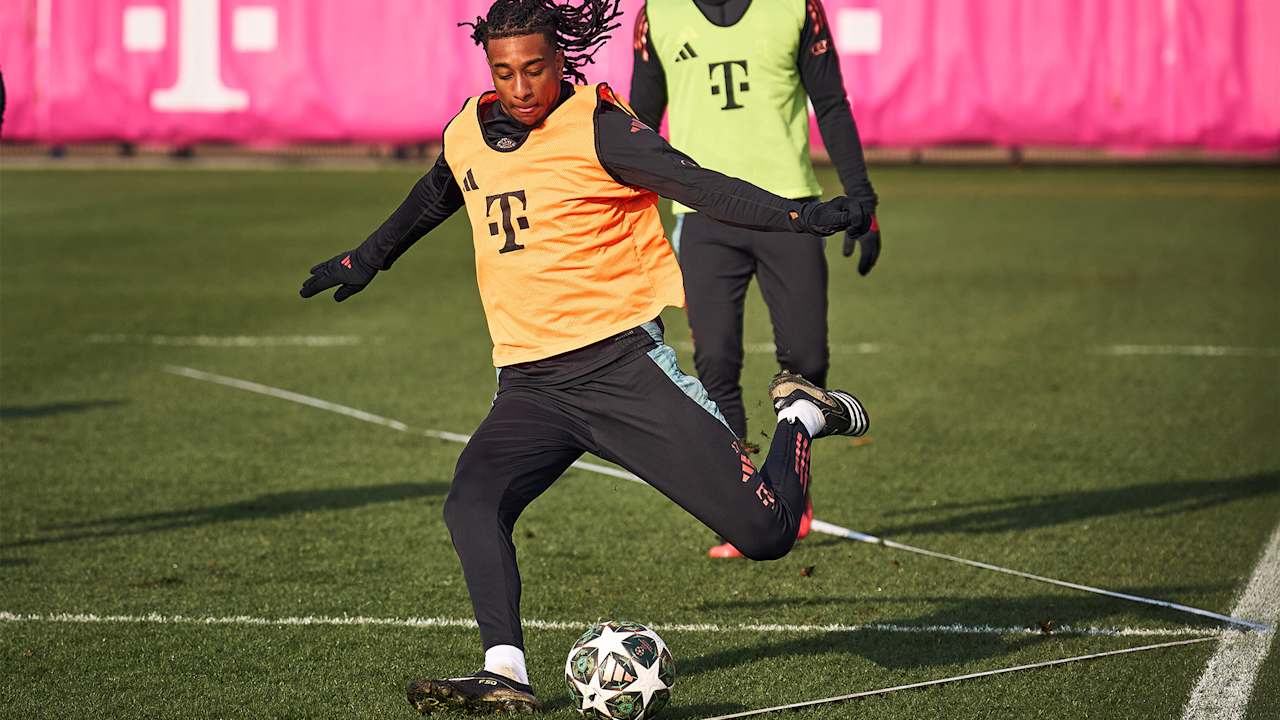 Michael Olise beim Torschuss im Training des FC Bayern