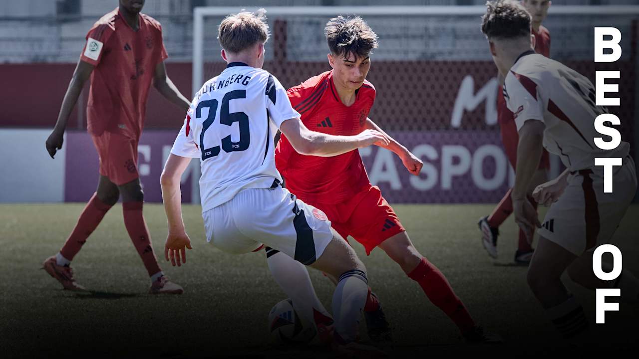 FC Bayern U17 gegen den 1. FC Nürnberg im Zweikampf.