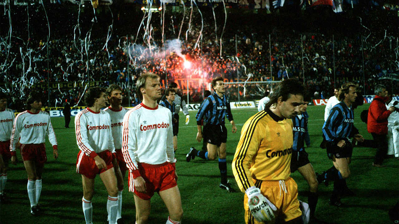 Spieler des FC Bayern und von Inter Mailand betreten den Rasen im Giuseppe-Meazza-Stadion.