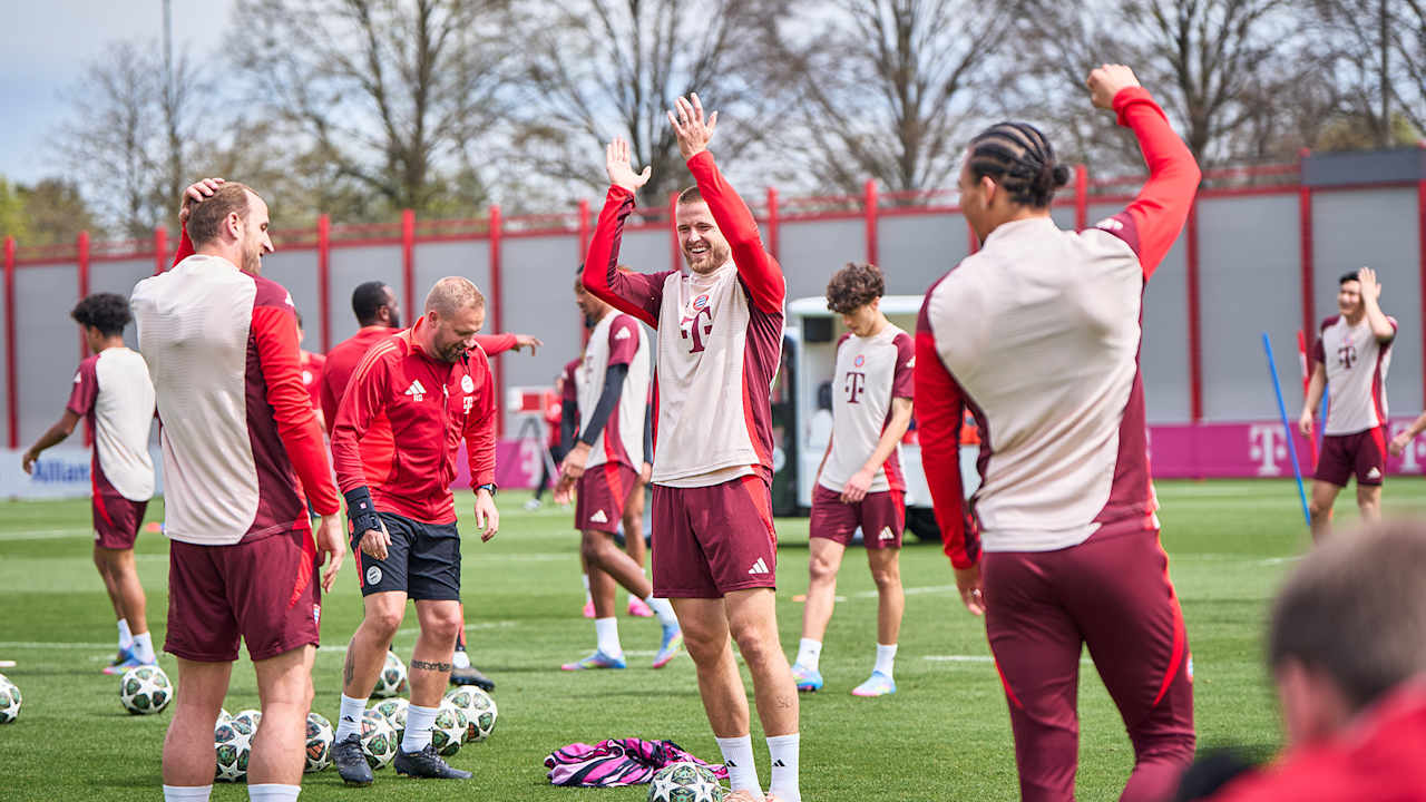 Eric Dier lacht und klatscht in die Hände im Training des FC Bayern