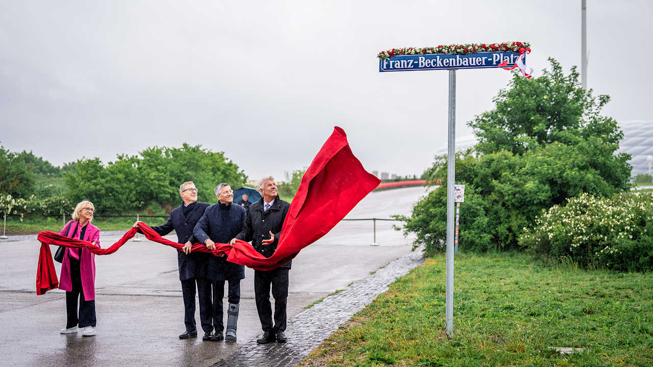 Heidi Beckenbauer, Jan-Christian Dreesen, Herbert Hainer und Dieter Reiter enthüllen das Schild am Franz-Beckenbauer-Platz