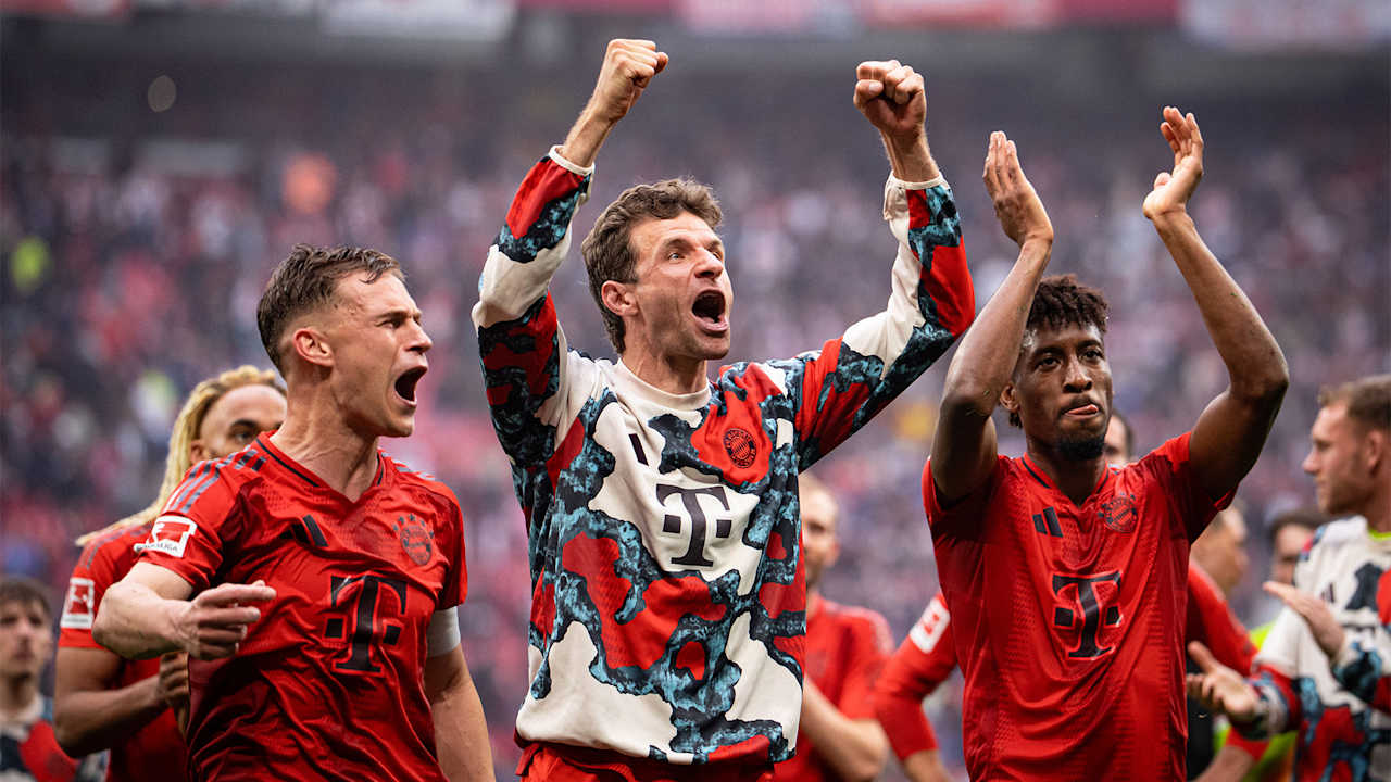 Kimmich, Müller und Coman jubeln in Leipzig mit den Fans nach dem 3:3 des FC Bayern dort.