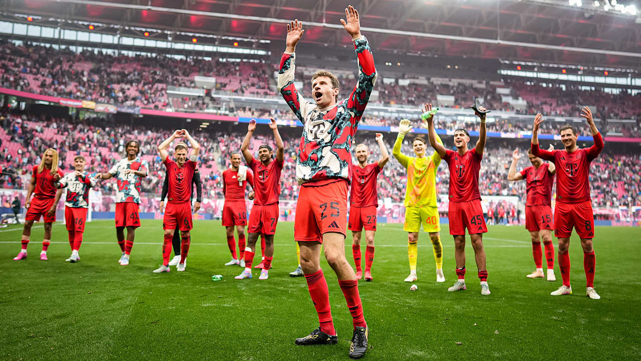 Thomas Müller tanzt nach dem Spiel bei RB Leipzig zusammen mit seinen Kollegen vor der Kurve