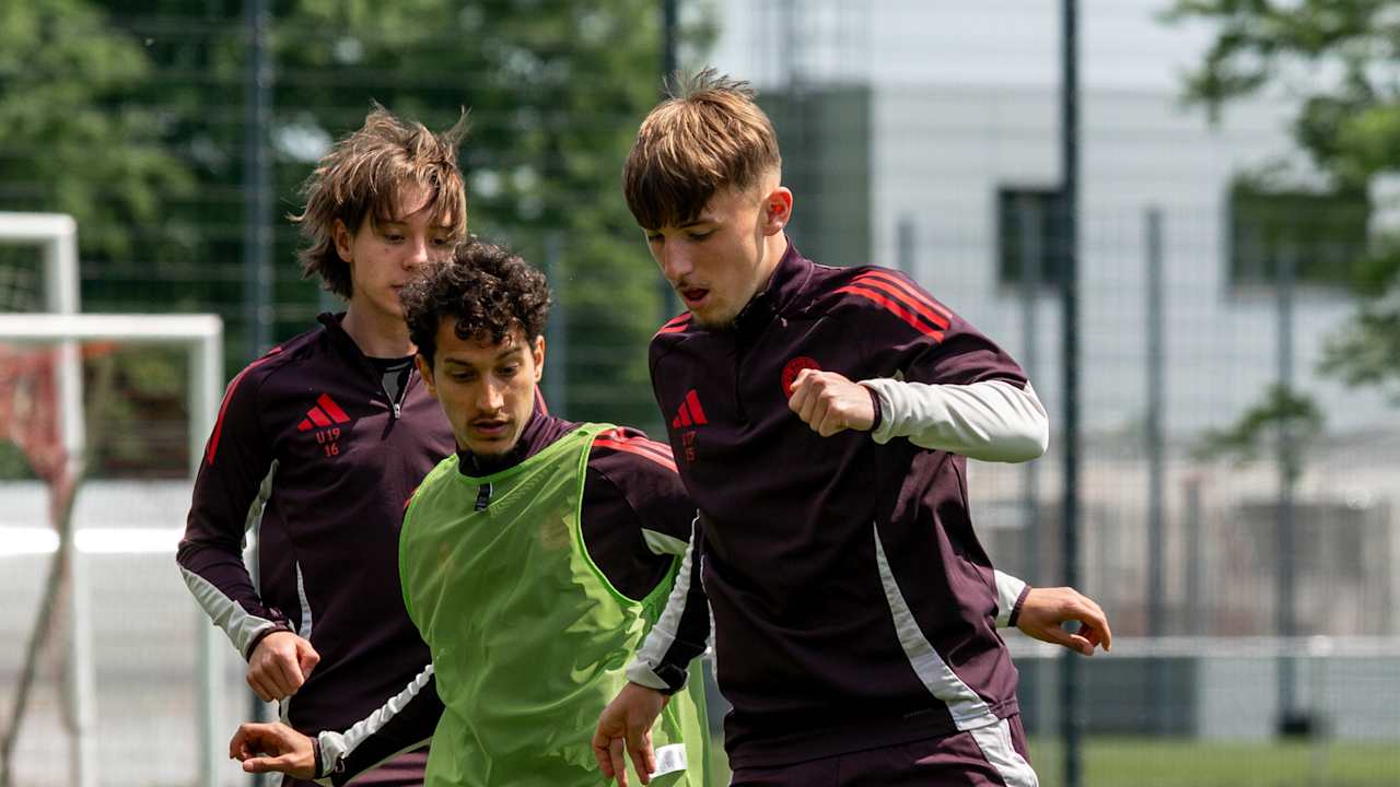Die FC Bayern U19 beim Training am Campus.