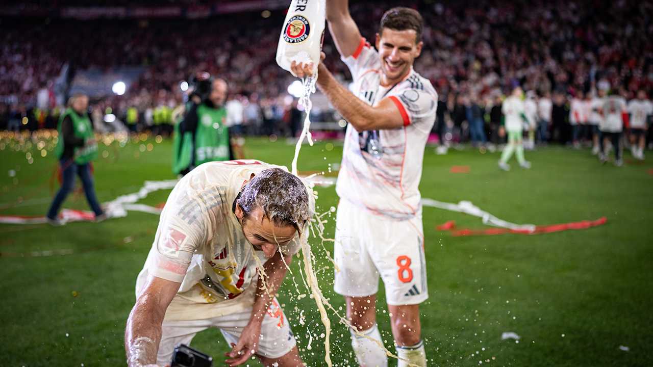 Leon Goretzka und Harry Kane vom FC Bayern bejubeln den Gewinn der Deutschen Meisterschaft.