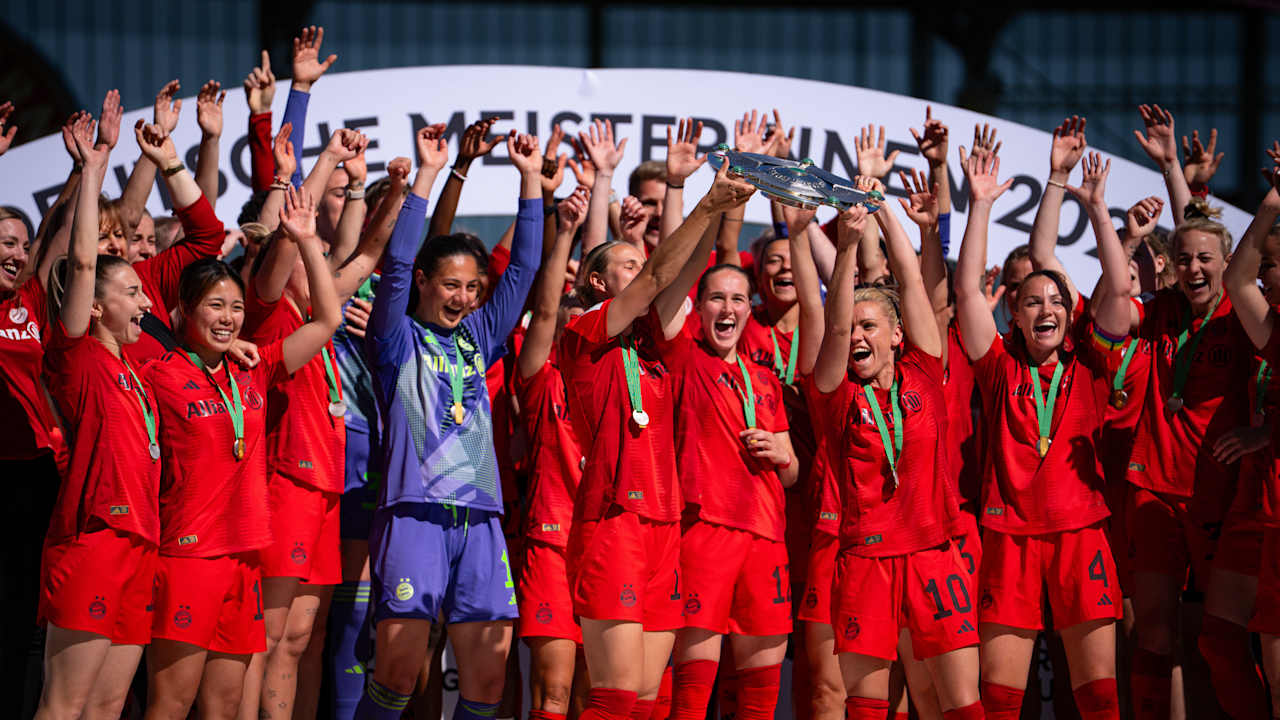 Die FC Bayern Frauen halten die Schale in die Höhe